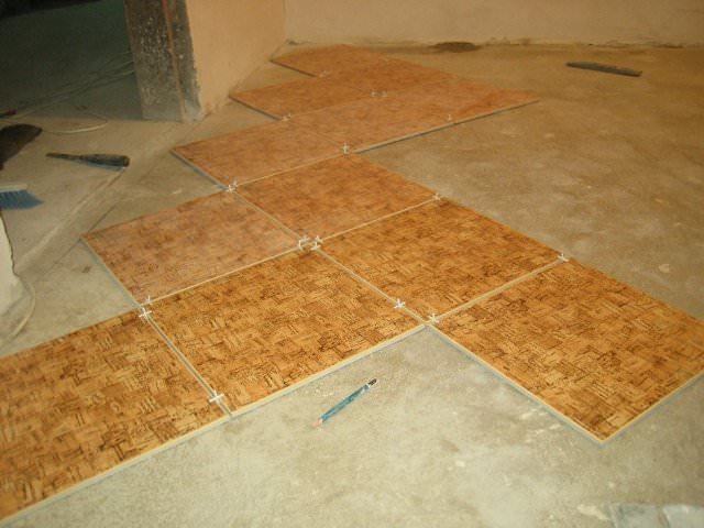 Использование различных инструментов и материалов для укладки плитки