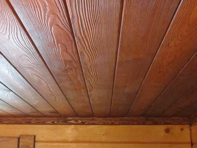 потолок обшит деревянными панелями