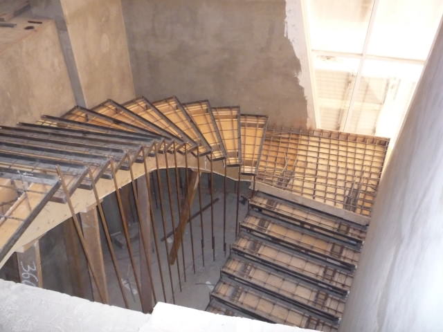 Укладка арматуры при строительстве лестницы