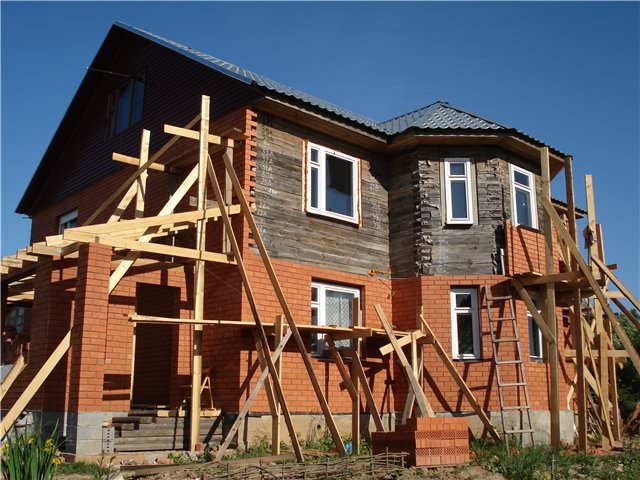 Обложка деревянного дома кирпичом